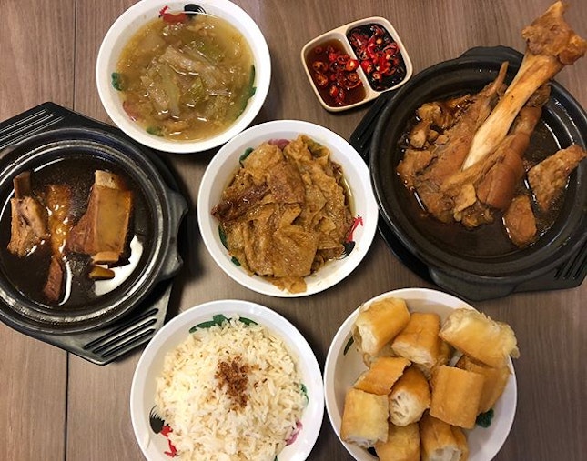 Singapore food hunt 📌 [Chinatown, Singapore 🇸🇬]👇🏻#oneadayinSG
———————————————
✔️ Big Bone Soup, S$9.50
✔️ Spare Rib Soup, S$7
✔️ Braised Bean Curd Skin, S$2.80
✔️ Salted Vegetables, S$2.20
✔️ Dough Fritters, S$1.60
.
