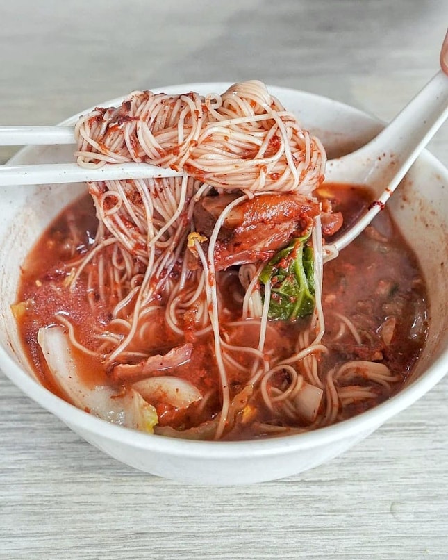 Raining weather perfect for this bowl Red wine chicken mee sua from Hao Jia Ban Mian.