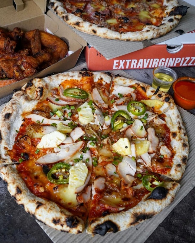 Pizza night 🍕 with @extravirginpizza.
Feature Three's a crowd ( good for 2-3 pax).
Including 2 pizzas and 1 sharing plate.