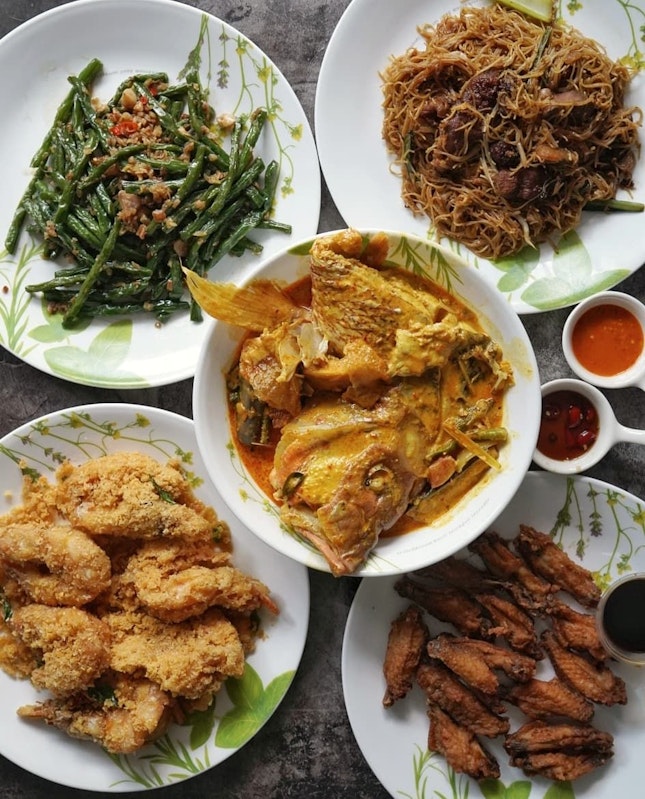 Shi Zhi Wei Kitchen, Specialising in seafood and clay pot dishes, with 3  outlets around Singapore, just launched three new chef’s special dishes namely Chicken Ribs, Pig Trotters Bee Hoon and Red Glutinous Wine Chicken