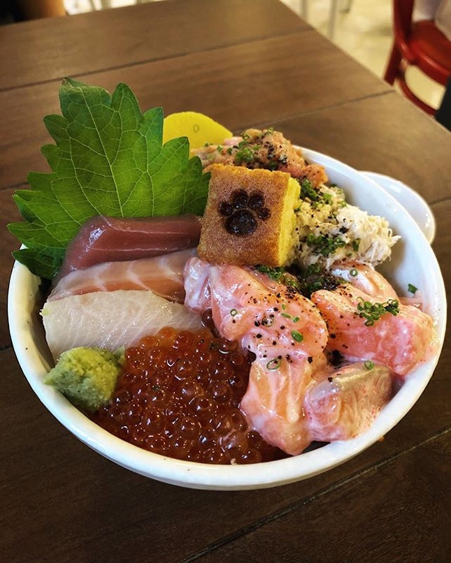 Chirashi Don [$24] @ Tanuki Raw 🍣

Love the generous portion of fish roe but slightly disappointed that there’re no swordfish or scallop in this bowl.