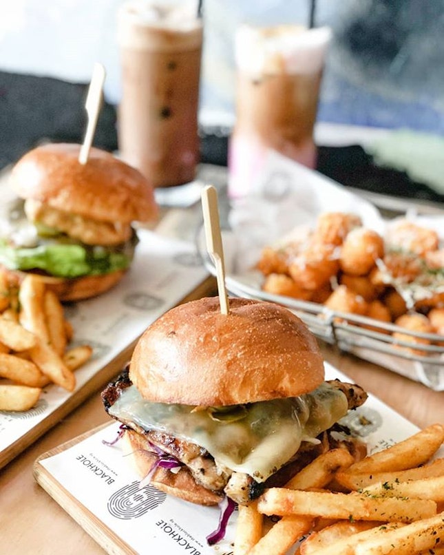 Of burgers, taters and a dirty bandung latte 😋