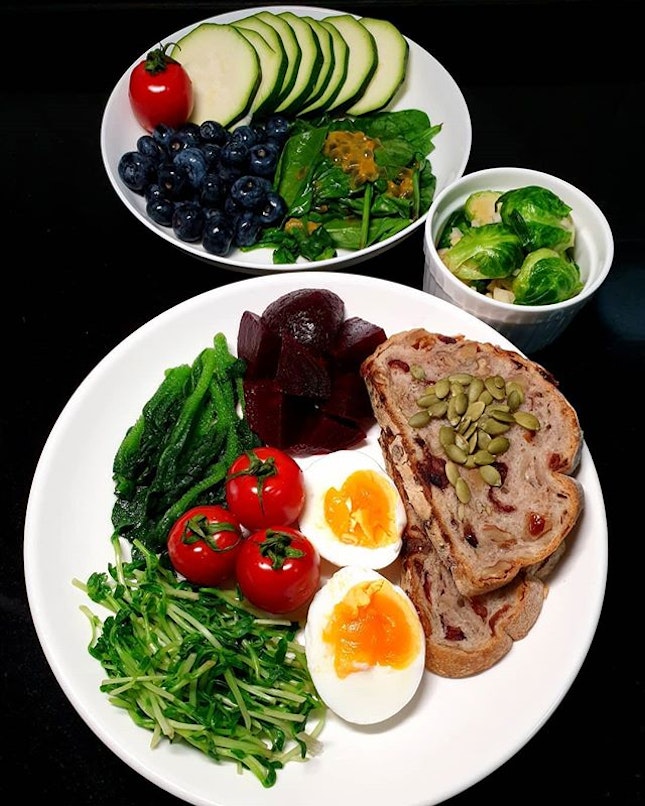 [22/10 Homecooked Brunch]
🍞 Carbs
▪️Cranberry walnut sourdough
===
🥦Vegetables and Fruits
▪️Sauteed Brussel
▪️Ice vege
▪️Dou mian
▪️Beets
▪️Vine tomatoes
▪️Baby spinach, passion fruit, blueberry salad
▪️Zucchini
===
🥚Protein:
▪️Egg
====
My last 2 slices of sourdough from @urbanloaf.factory 😭😭 hehe its time to restock tomorrow🤤🤤 really love the generosity with the fillingssss so much walnut and cranberries hehehe
#burpple