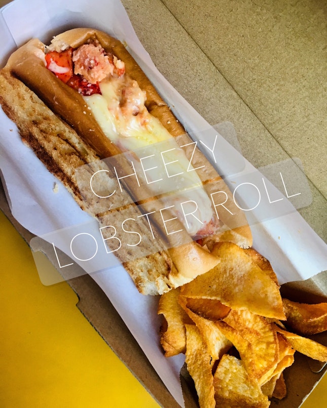 Cheesy Lobster Roll