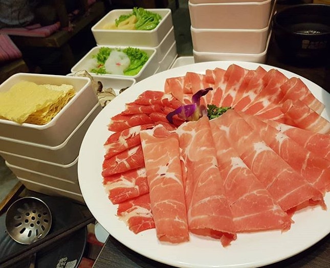 Eyes lit up when you have a pretty platter of sliced meat to go with your hotpot!