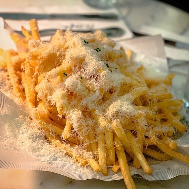 Legendary truffle fries with fluffy grated cheese!