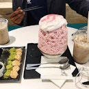 Pink and sweet for Valentine 👨‍❤️‍💋‍👨
—
#vscocam #foodie #foodblog #foodporn #kakigori #japanese #dessert #mochi #matcha #hojicha #earlgrey #tea #elderberry #japan #valentine #date #klfoodie #eatdrinkkl #burpple #jfbgoes #cafehopmy #cafehopkl #kualalumpur #pavilion #nomnom