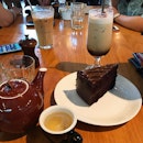 Sunday cake, coffee and tea
—
#vscocam #foodie #foodblog #foodporn #chocolate #cake #seasalt #dessert #coffee #tea #cafehopmy #cafehopkl #bangsar #kualalumpur #apwbangsar #malaysiancafes #burpple #burpplekl #nomnom #jfbgoes