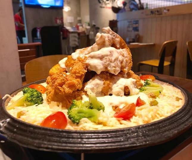 Rose Cheese Chicken ($32.90) - Served on a gas stove, mozzarella cheese melts and blanket over the remaining ingredients.