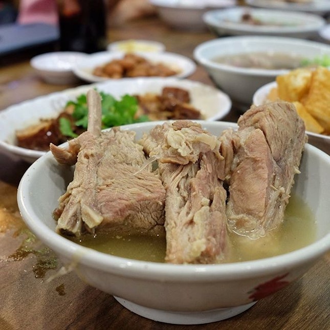 Fall-off-the-bone meaty pork ribs simmered in a clear peppery broth almost made us fall-off-our-chairs 🍖😵
.