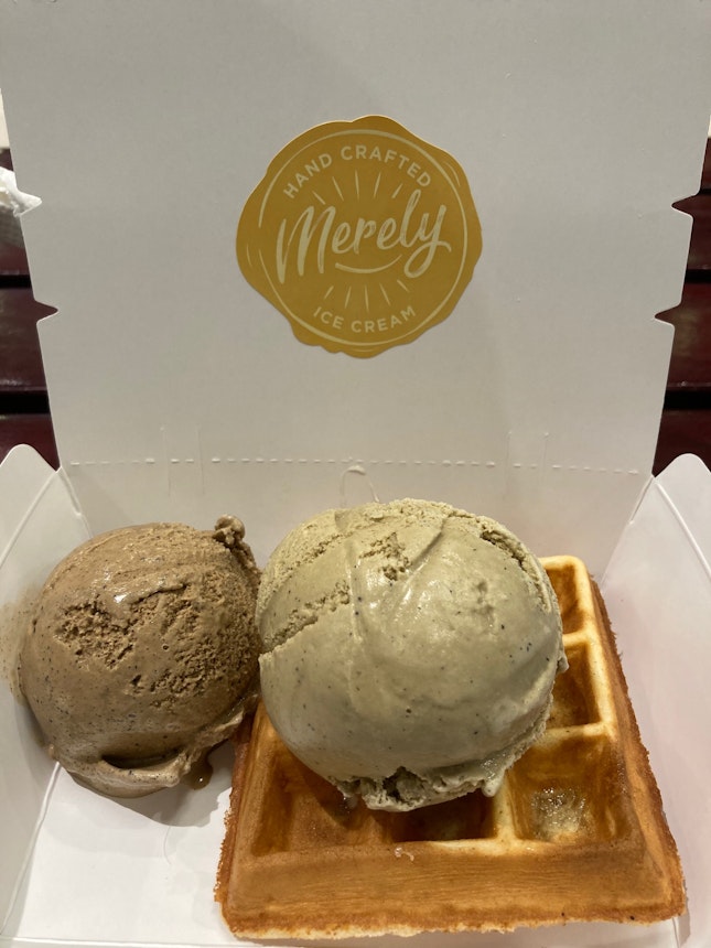 Earl Grey & Kopi Peng Ice Cream with Waffle