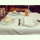 Dinner time w/ mom @ Greyhound Cafe -0- 🍞🍴👍😍😋 ขนมปังนี่ตอนแรกเหนแล้วแบบ ส่งมาตัดกำลังเรอะ อต่พอกินแล้วอร่อยเกินหน้าเกินตาอ่ะ #แม่ปลื้มมาก #กินของเราด้วยเลย เหอๆ #greyhound #cafe #greyhoundcafe #yummy #food #foodie #foodporn (Made with #NoCrop)