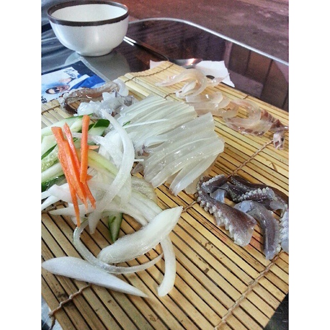 막걸리에 #오징어회 
Fresh squid sashimi 
Korea Seoul August 25- September 17 2014 // #bkktastyroad #dailycious #foodstagram #foodporn #foodie #foodgasm #foodtour #foodoftheday #foodforsoul #foodlover  #seoulstagram #whatsfordinner #먹스타스램 #먹방