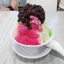 🍨Ice Kachang at Kopitiam (Changi City Point) with lots of red bean on top 😀
.