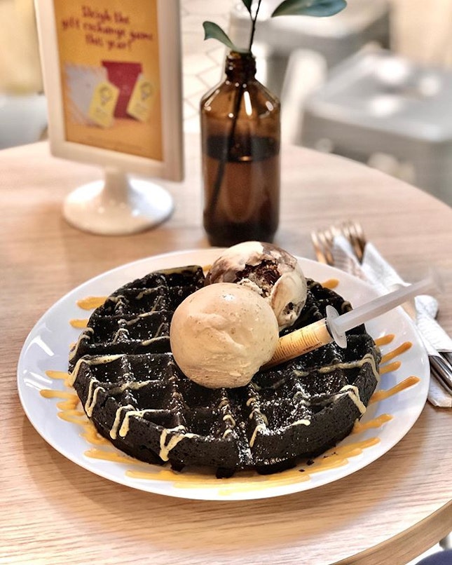 Who would have guessed that salted egg yolk sauce makes a great match to waffles and ice cream!🍦🧇 @myinsidescoop
.