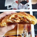 This BBQ chicken danish from Four Leaves is rlyyyyyyy yummmmmyyyyy 🤤 look at the chicken chunks inside, coupled with the pastry........