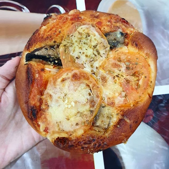 This mushroom-tomato pizza-kinda bread from Peck is just sooooo fragrant with the cheese inside!!
