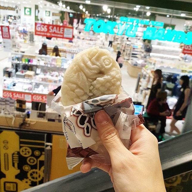 Got this white taiyaki chocolate cream mochi from Don Don Donki earlier on!