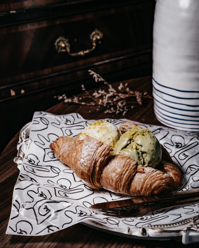 ◾Croissant & Two Scoops [$17+]