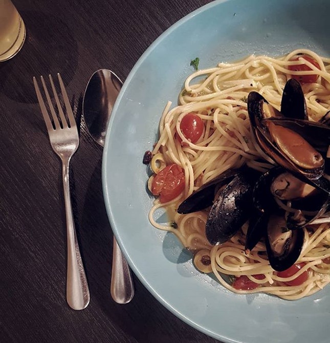 Wrapping up the eventful long weekend with something mellow, something brothy and comforting to my sore throat -  Spaghetti with mussels and white wine.