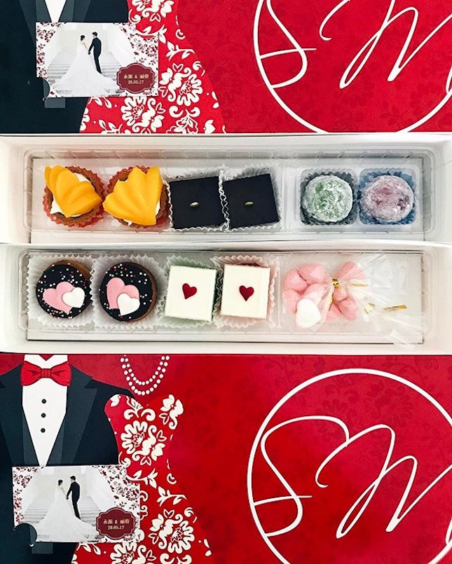 For my 过大礼, I decided to do away with the traditional 喜饼and喜糖。I got some yummy sweets treats from @sweetestmomentssg instead!😌👌🏻This is their <Perfect Classic Tux & Gown> gift box.