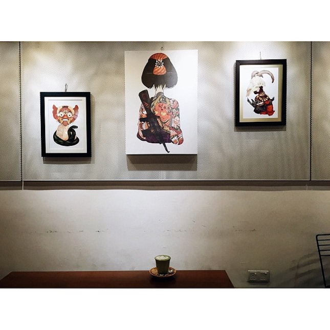 慢節奏的週日 ☕️ #mocha #cafe #cafemalaysia #cafemy #cafekb #coffee #coffeemalaysia #cafehop #cafehopmy #coffeelife #waffle  #theboldlab #theboldlabcafe #artist #wallart #outstation #workingtrip #burpple #drawing #canvas