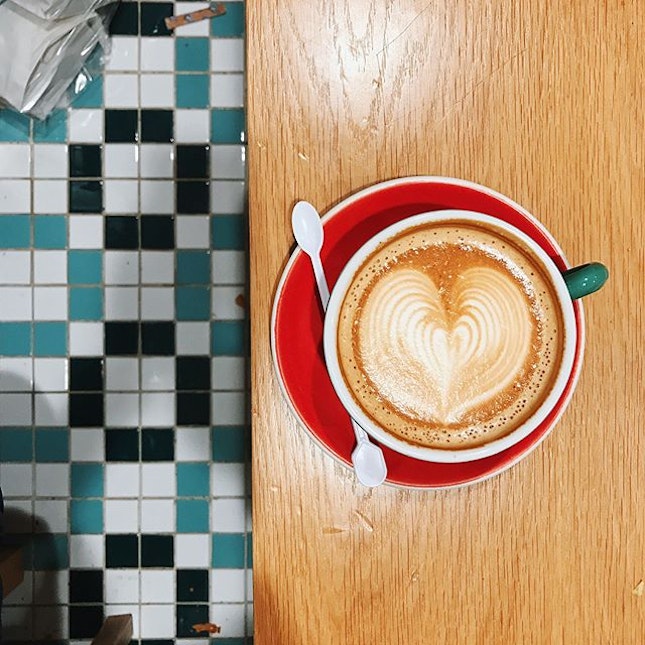 Breakfast 😍 ~ #singaporefood #crossiant #cerealbread #sg #cafes #cafesingapore #cafehopping #yamcha #chitchat  #eatdrinksingapore #latte #latteart #coffeeart #shootfromtop #sgcafes #sgfoodies #vscocam #vscomalaysia #crosscountry #burpple #burpplesg #burppletastemaker