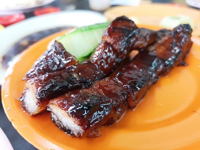 Back to KL and its time to indulge into some real food Restaurant Meng Kee at Glenmarie is famous for their Honey Glazed roasted pork also known at Char Siew.