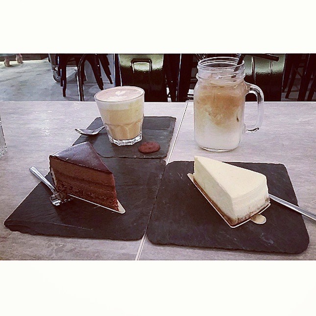 Coffee and cake date with mummy :) ☕🍰 we love the cakes as they aren't too sweet and the cake bases are so crunchy :) #burpple