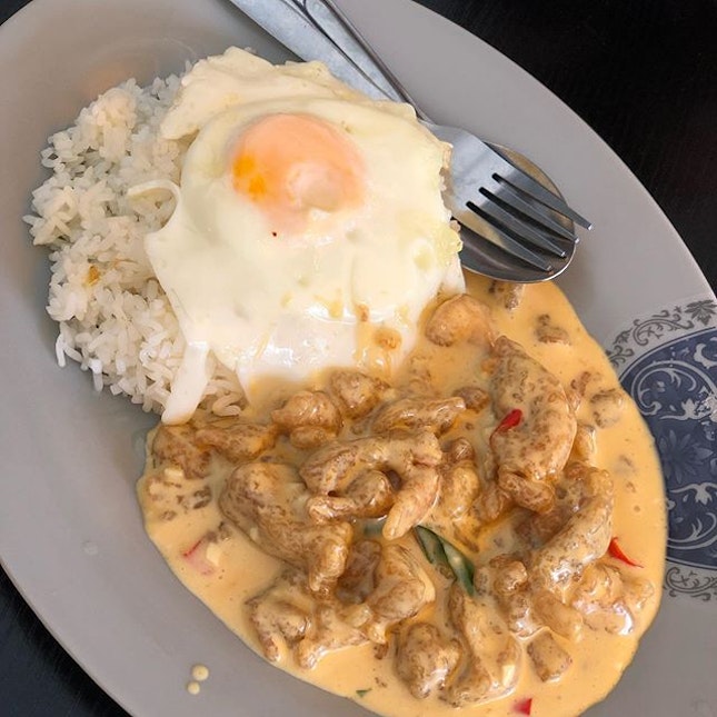 Creamy salted egg chicken rice
The sauce was really good here, thick and creamy but can get gelat hahaha.