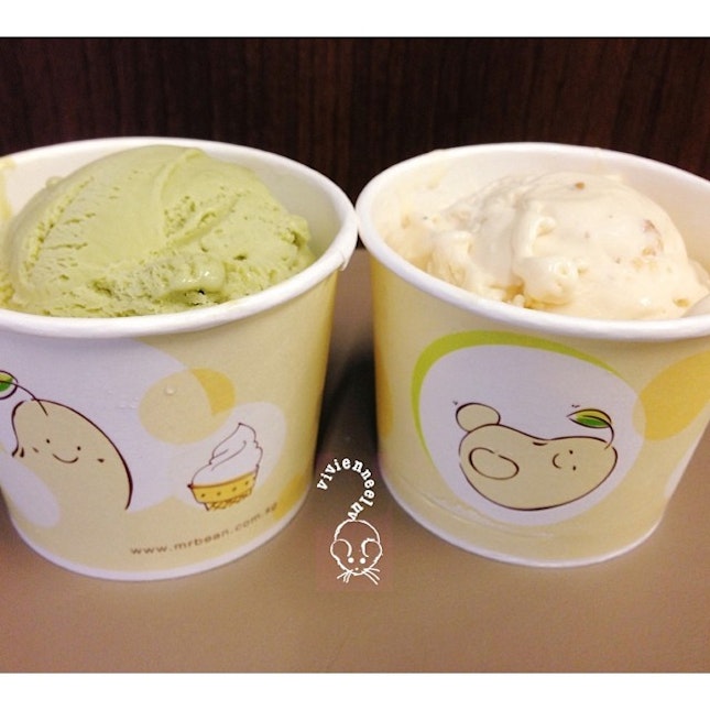 [Greeb Tea] & [Salted Caramel with Walnuts] 1 scoop S$3.50, 2 scoops S$5.50 - can even separate the scoops!