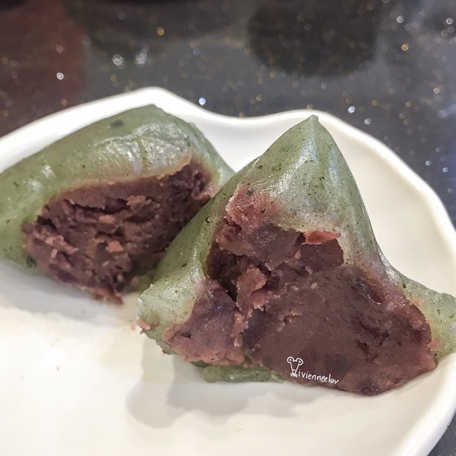Was happy to see new items on the conveyor belt [Red Bean Dumplings S$1.50] - it's matcha Mochi skin which is QQ, they also have black glutinous skin with red bean filling, and crystal skin with peanut filling.