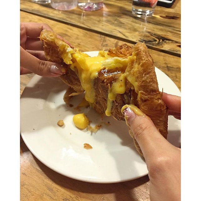 They say "best to tear it open with your bare hands" *lick fingers* [Salted Egg Croissant S$6.90] - the salted egg filling is slightly on te saltish side, nonetheless the croissant is good, buttery & flaky.