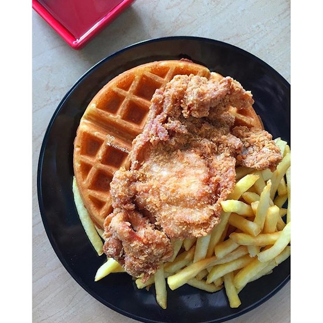 A very decent [Chicken N Waffles S$4.50] for its price!