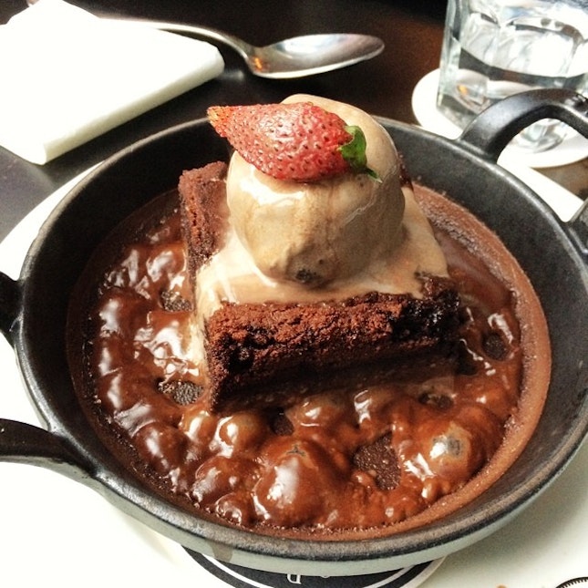 Divine Sizzling Brownie & Oreo Ice-Cream dessert #sizzling #dessert #brownie #chocolate #oreo #foodporn #instafood