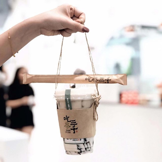 I love this open-concept bubble tea store and 
their minimalistic packaging.