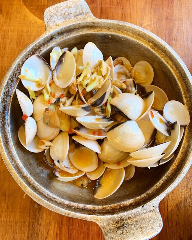 Ngheu Chem Chep Hap Xa
Clams & mussels cooked in a sweet & spicy lemongrass broth.