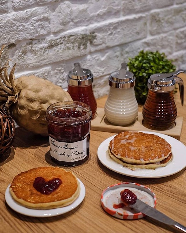 Human Rights starts with breakfast 😂

Pairing these pancakes with Bonne Maman Strawberry Jam that's made with natural ingredients.