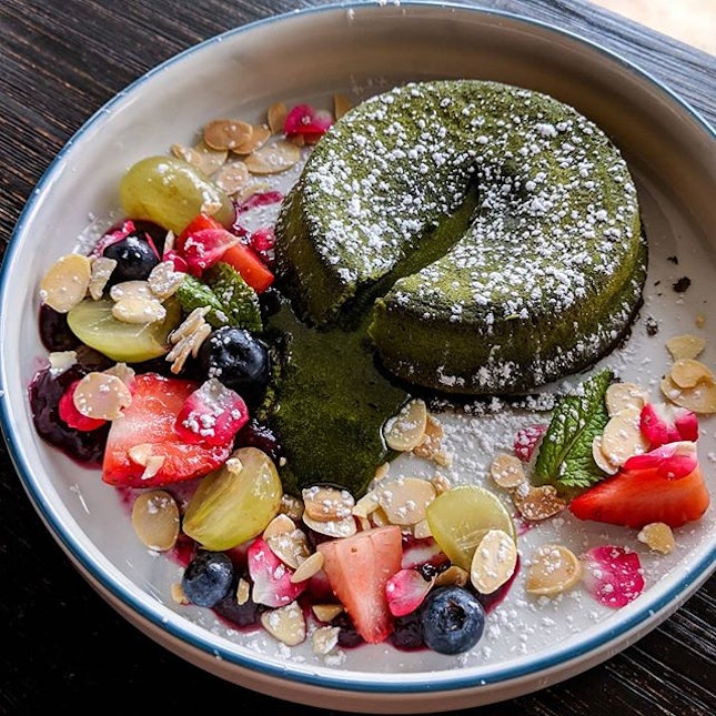 This Matcha lava cake from @thuscoffee smells amazing, haven't got a chance to try this beautiful piece of art, so thanks @juicyfingers for letting me steal a shot of this.