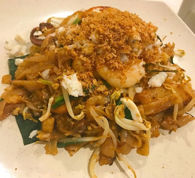 Premium Crab Meat & Salted Eggs Fried Kway Teow 
蟹肉咸蛋炒粿条
this dish was a bit salty to me, i would recommend the one without salted egg😅 btw the portions are great 😋
