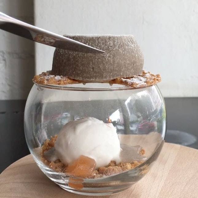 Just thinking about this Bo Bo Cha Cha avalanche (taro warm lava flowing onto coconut crumble, crunchy almond nougatine, virgin coconut gelato) that I had seven alimentary canals ago from Non Entrée Desserts's National Day-themed menu.