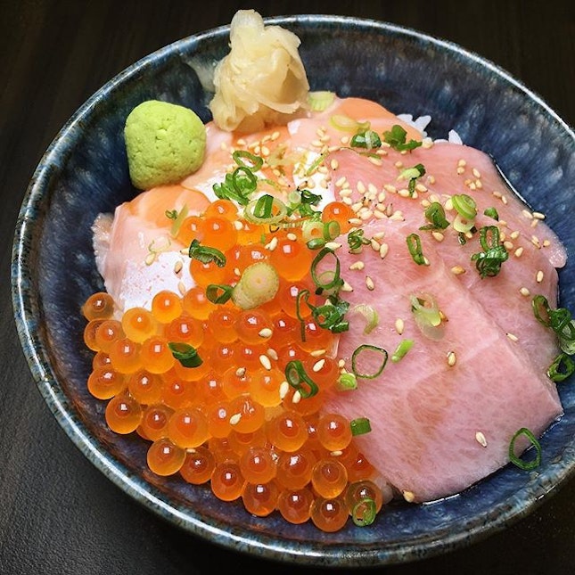 Premium Sanshoku Don (bluefin fatty tuna belly, Norwegian salmon belly, Hokkaido salmon caviar) from Sushiro at Thomson Plaza.