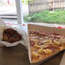 Nothing beats a nice slice of Hawaiian pizza and spicy drumlets from pizza hut 
#comfortfood #pizza #pizzahut #hawaiianpizza #burpple #burpplesg #bukitbatok