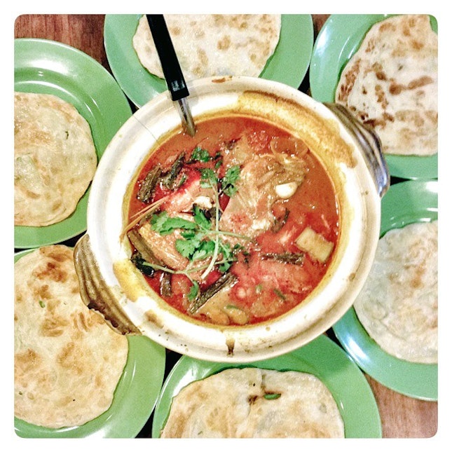 Fish head curry surrounded by FRESH HOT CRISPY PRATA 😱😱😱 ...