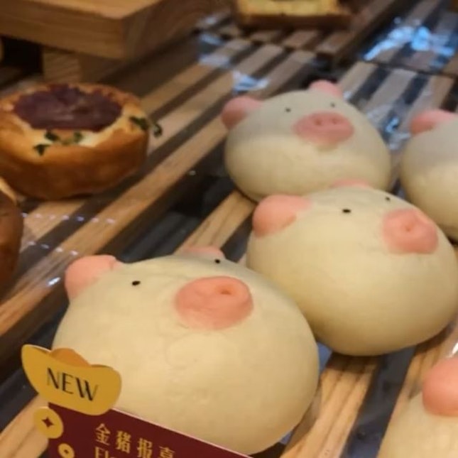 How could anyone resist these adorable pigsie buns from Bread Talk? 🐷🐷