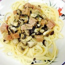 Linguine with mushrooms and luncheon meat.