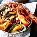Indulge in a Seafoood Feast @gillsnshells 
Seafood galore as you are greeted with a mouthwatering variety of a whole Boston lobster, snow crab legs, prawns, a salmon fillet, two oysters, mussels, white clams and scallops.