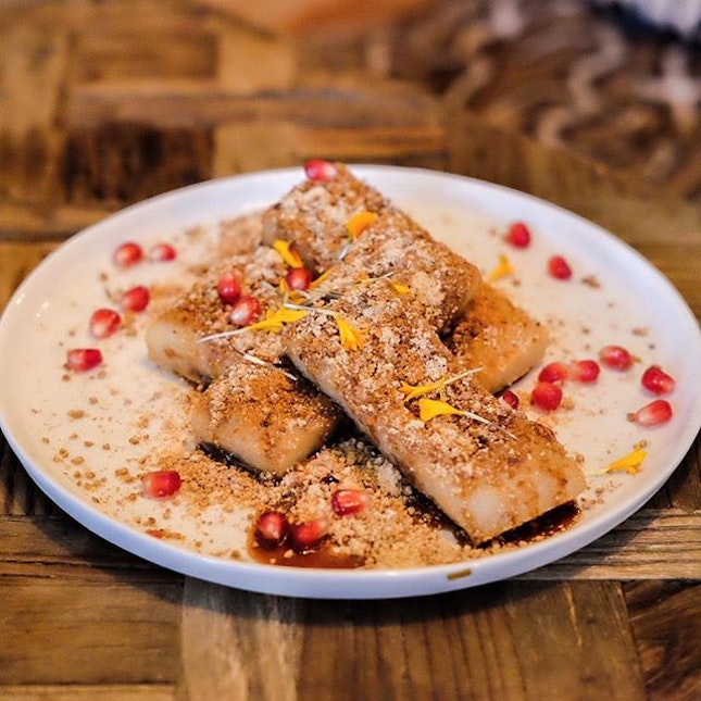🍴Glutinous Rice Cake [S$12]
Deep fried rice cake topped with soy dust and pomegranate fruit.