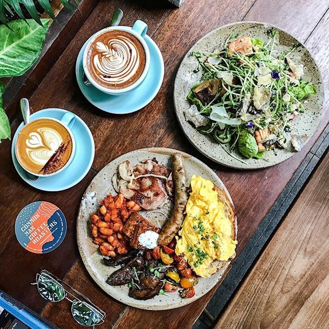 🍴Common Man Full Breakfast [S$28]
Two free-range organic egg in scrambled egg style, back bacon, pork sausage, confirm it herbed cherry 🍅, vegetable rosti topped with minted sour cream, grilled portobello mushroom, house made chorizo baked beans, artisanal sourdough.