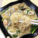 1913 Seafood Restaurant
Lackluster broth for this plate of seafood white beehoon.